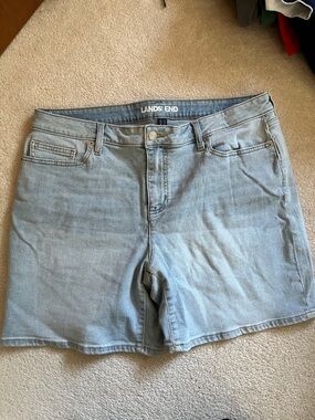 Lands' End Women's Light Wash Denim Shorts sz 16